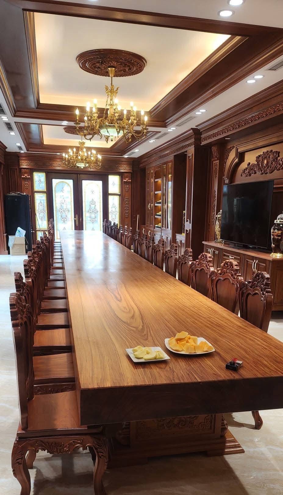 Phản gỗ đặt tại gian giữa nhà