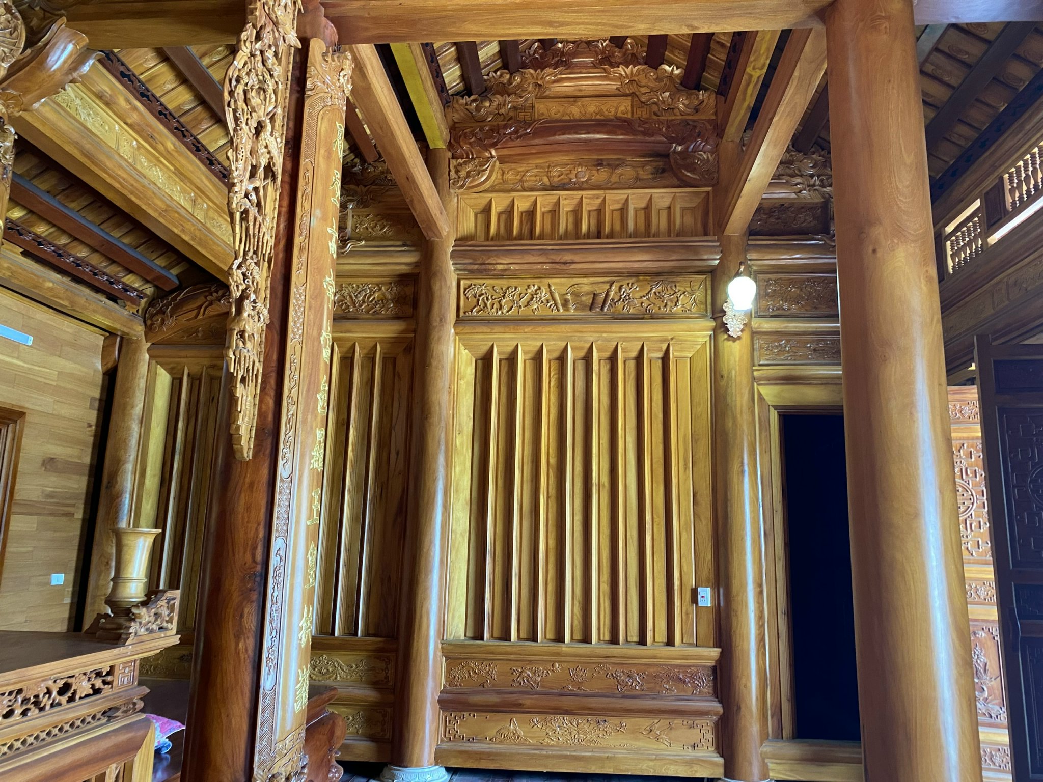 Bề mặt vân gỗ liền mạch của tấm phản gỗ nguyên khối