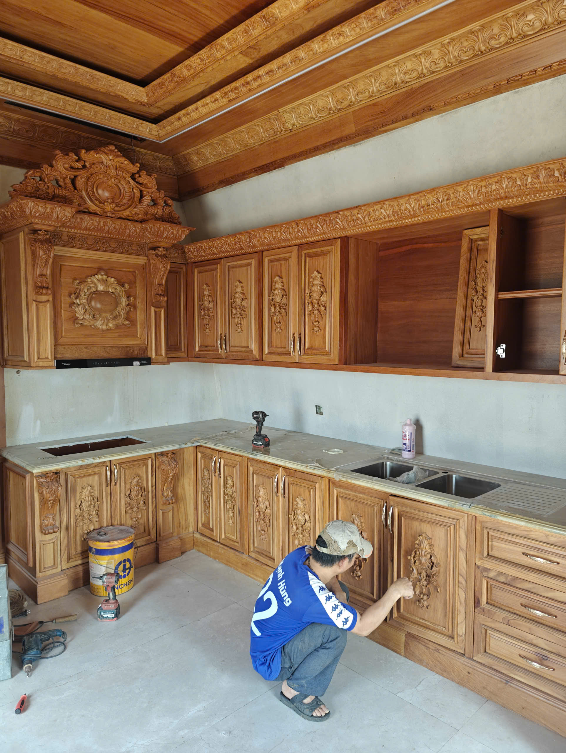 Tủ bếp gỗ tự nhiên