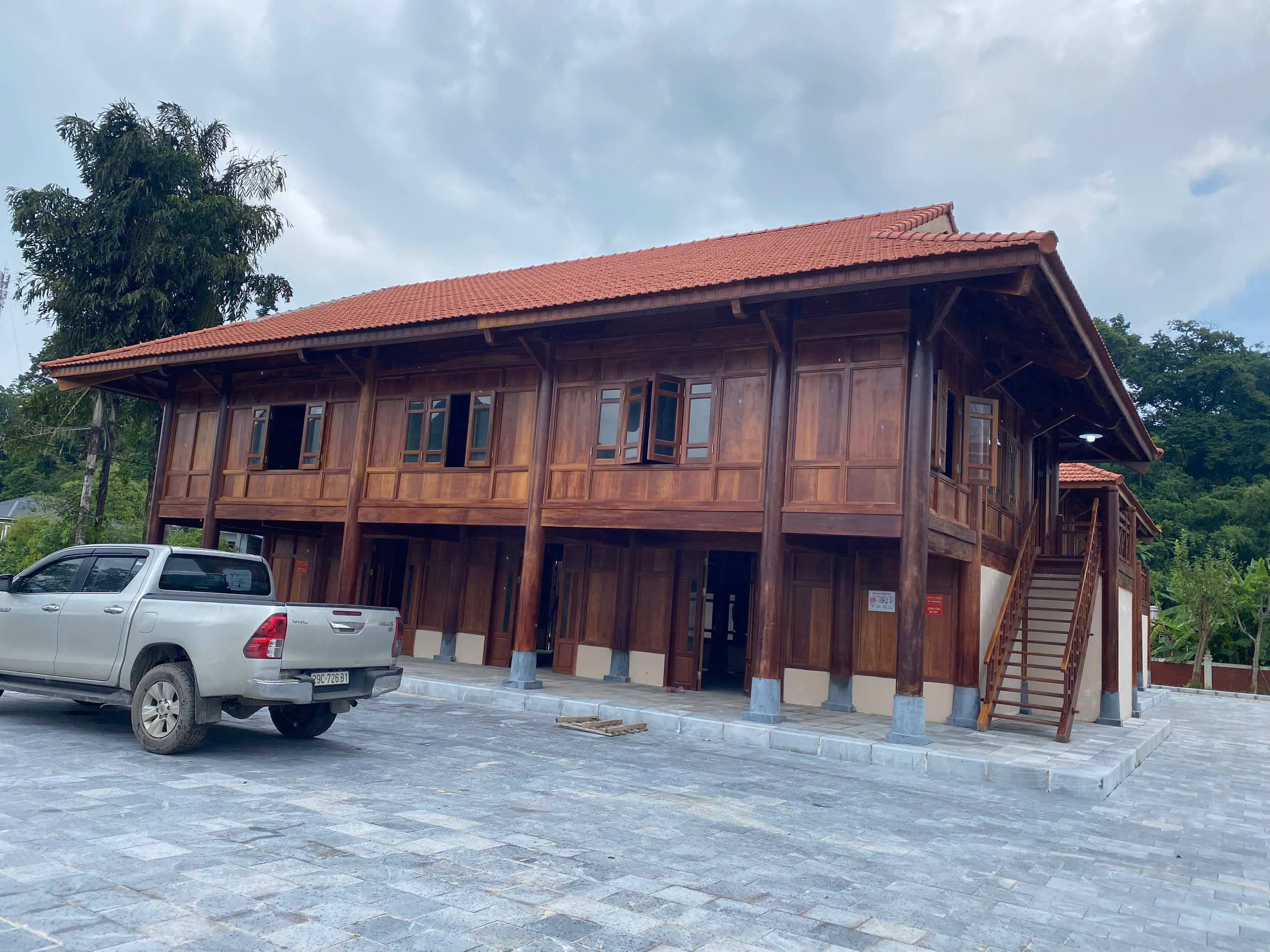 Nhà khách và nhà làm việc